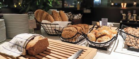 Daily buffet breakfast (SEK 175 per person)