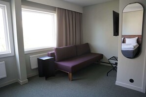 Family Room | Desk, laptop workspace, free WiFi, bed sheets