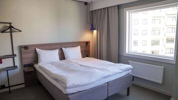 Escritorio, espacio para trabajar con laptop y wifi gratis