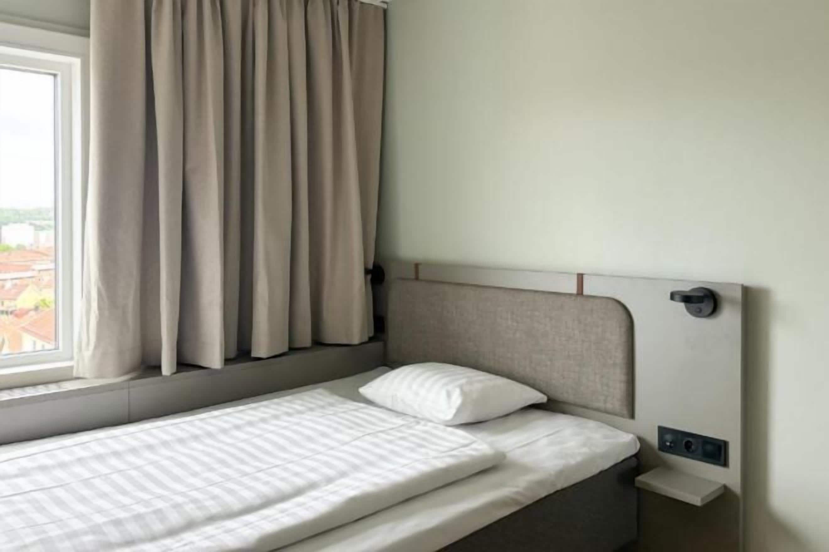 Escritorio, espacio para trabajar con laptop y wifi gratis 