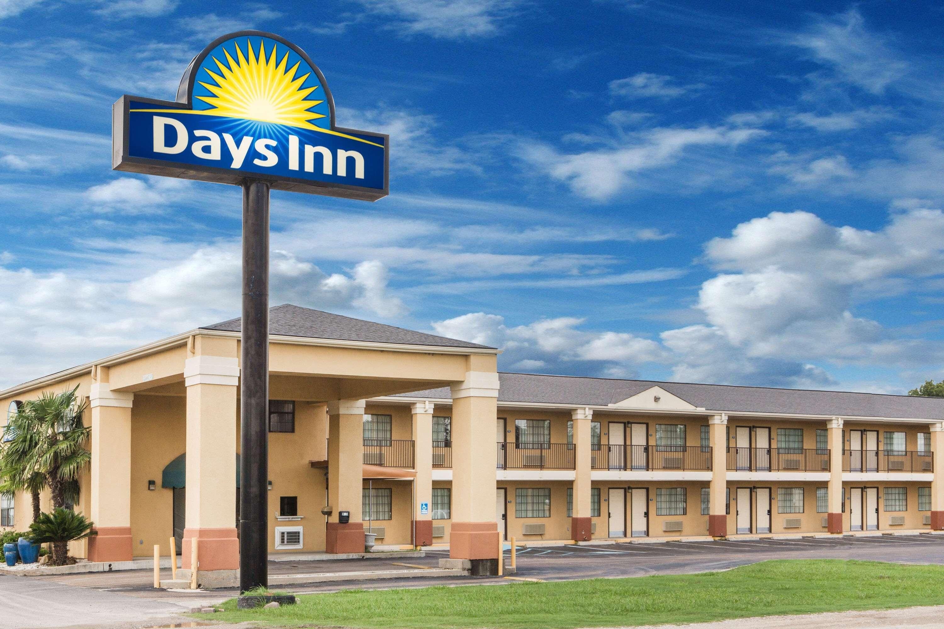 A Days Inn hotel with a two-story structure, a covered entrance, and a parking lot.