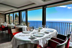 Déjeuner et dîner servis sur place, vue sur la mer 