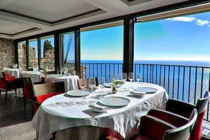 Déjeuner et dîner servis sur place, vue sur la mer 