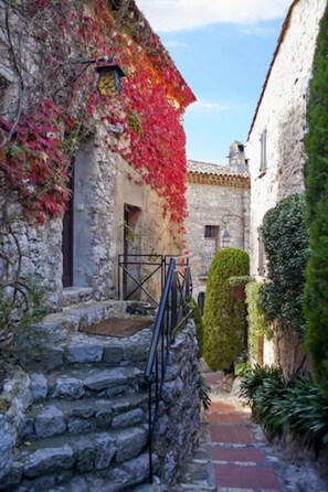 Minibar, in-room safe, individually furnished, blackout curtains - Chateau Eza (Èze)