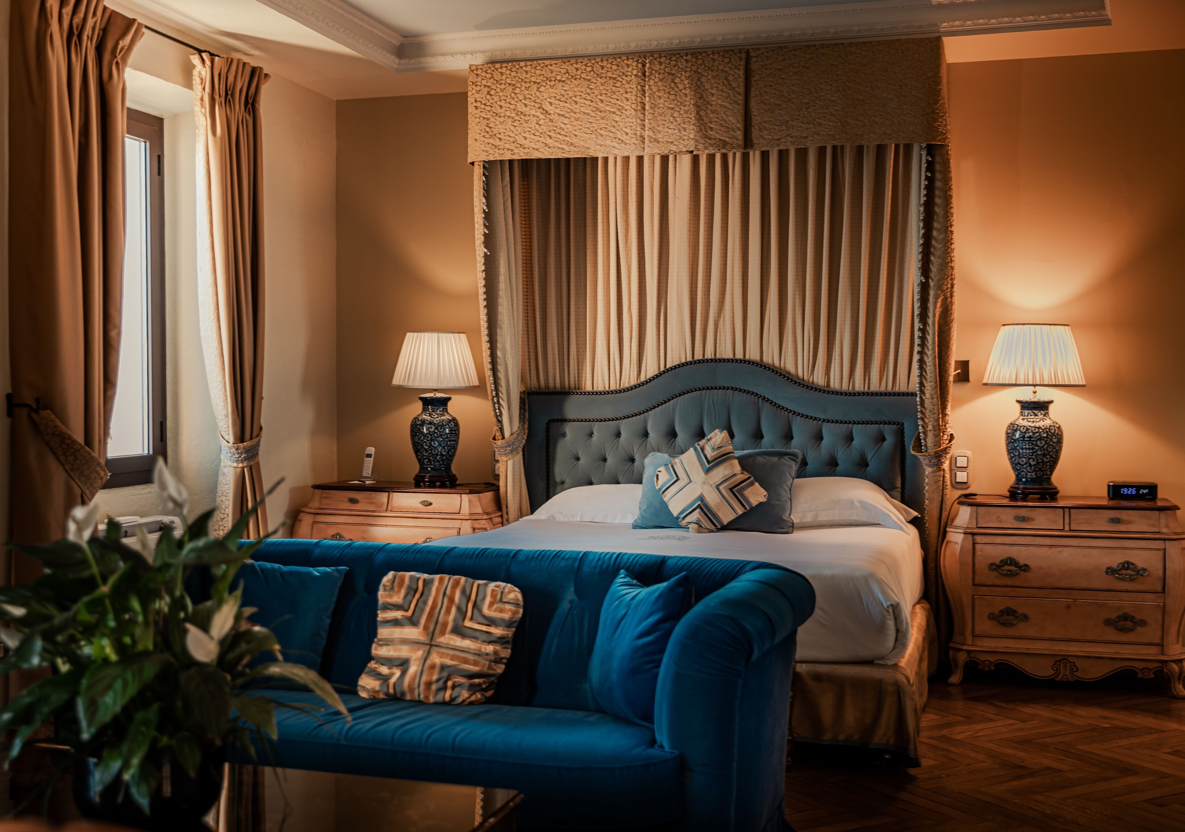 Een minibar, een kluis op de kamer, individueel gemeubileerd