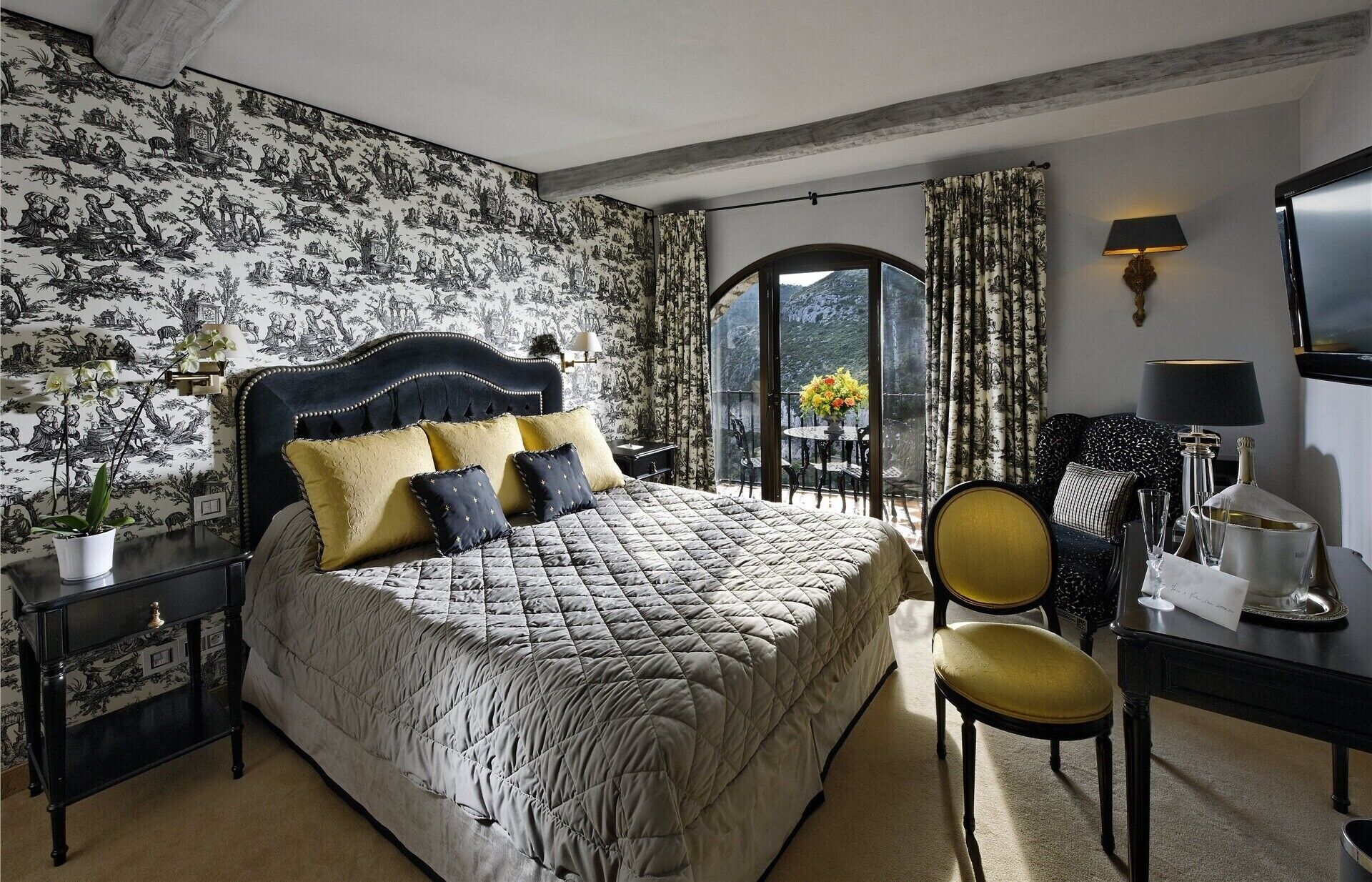 Een minibar, een kluis op de kamer, individueel gemeubileerd