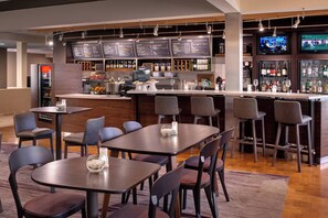 Breakfast and dinner served, American cuisine - Courtyard by Marriott St. Louis Downtown West (St. Louis)