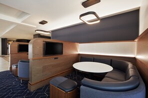 Lobby sitting area - Courtyard by Marriott St. Louis Downtown West (St. Louis)