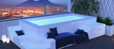 Piscine extérieure (ouverte en saison), chaises longues