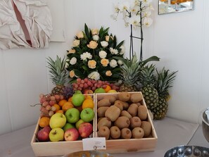 Tägliches Frühstücksbuffet (8 EUR pro Person)