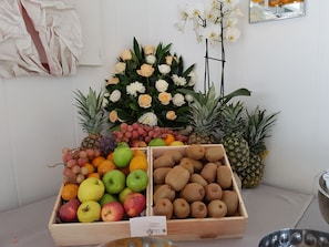 Tägliches Frühstücksbuffet (8 EUR pro Person)