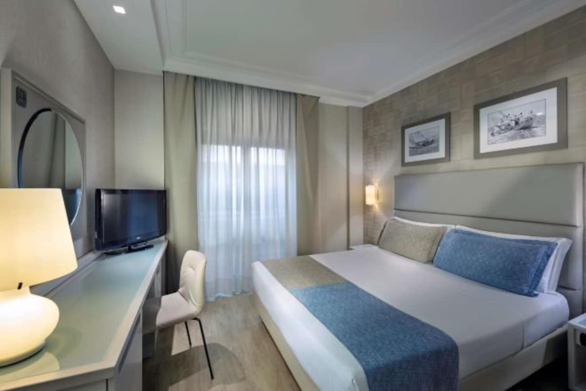Chăn bông, minibar, két bảo mật tại phòng, bàn 