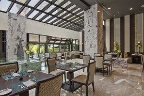 2 restaurants, breakfast served