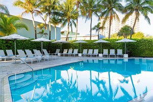 Utomhuspool och solstolar