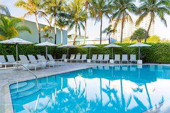 Outdoor pool, sun loungers at Sonesta Fort Lauderdale Beach