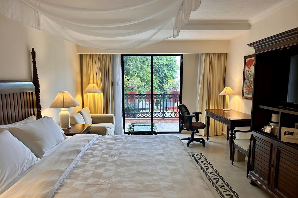 Premium Room, 1 King Bed | Down comforters, in-room safe, desk, laptop workspace