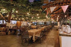 2 restaurantes; se sirve desayuno y almuerzo; cocina internacional