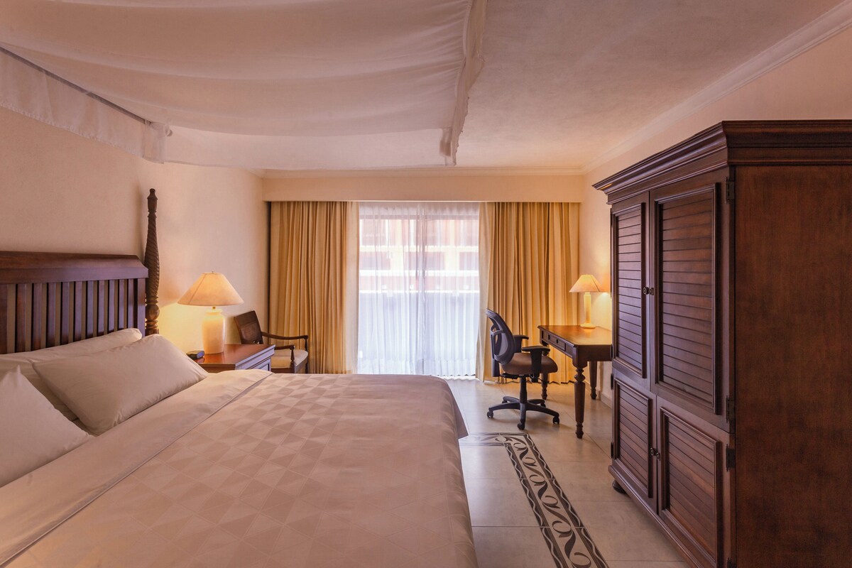 Standard Room, 1 King Bed | Down duvets, in-room safe, desk, laptop workspace