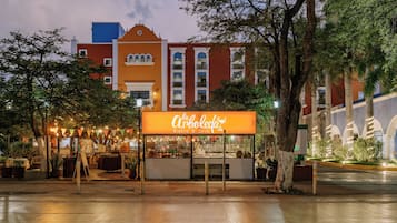 2 restaurantes, se sirven desayunos, comidas y cocina internacional