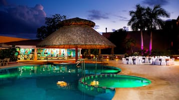 Una piscina al aire libre