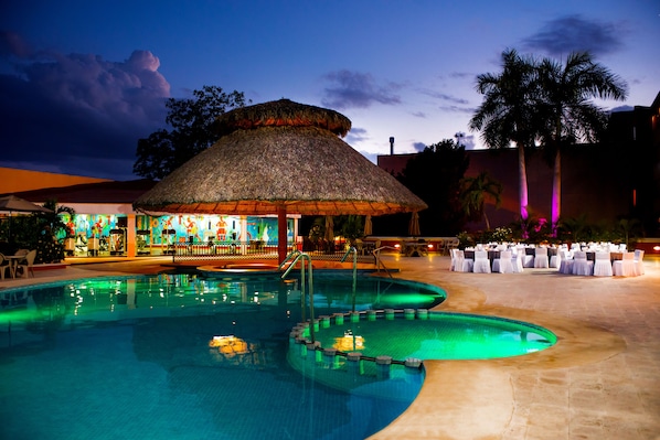 Una piscina al aire libre