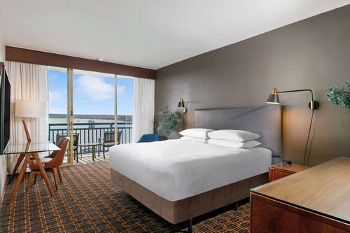 Suite, 1 letto king, non fumatori, vista baia (Point Loma) | Biancheria da letto di alta qualità, una cassaforte in camera