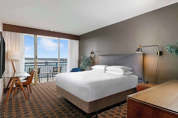 Suite, 1 King Bed, Non Smoking, Bay View (Point Loma) | Premium bedding, in-room safe, desk, blackout drapes at Wyndham San Diego Bayside