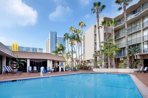 Una piscina al aire libre (de 07:00 a 22:00), tumbonas