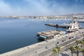 Premium bedding, in-room safe, desk, blackout curtains - Wyndham San Diego Bayside (San Diego)