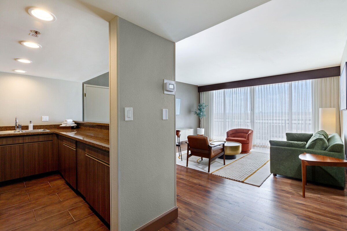 Suite, 1 kingsize bed, niet-roken, uitzicht op de baai (Point Loma) | Luxe beddengoed, een kluis op de kamer, een bureau