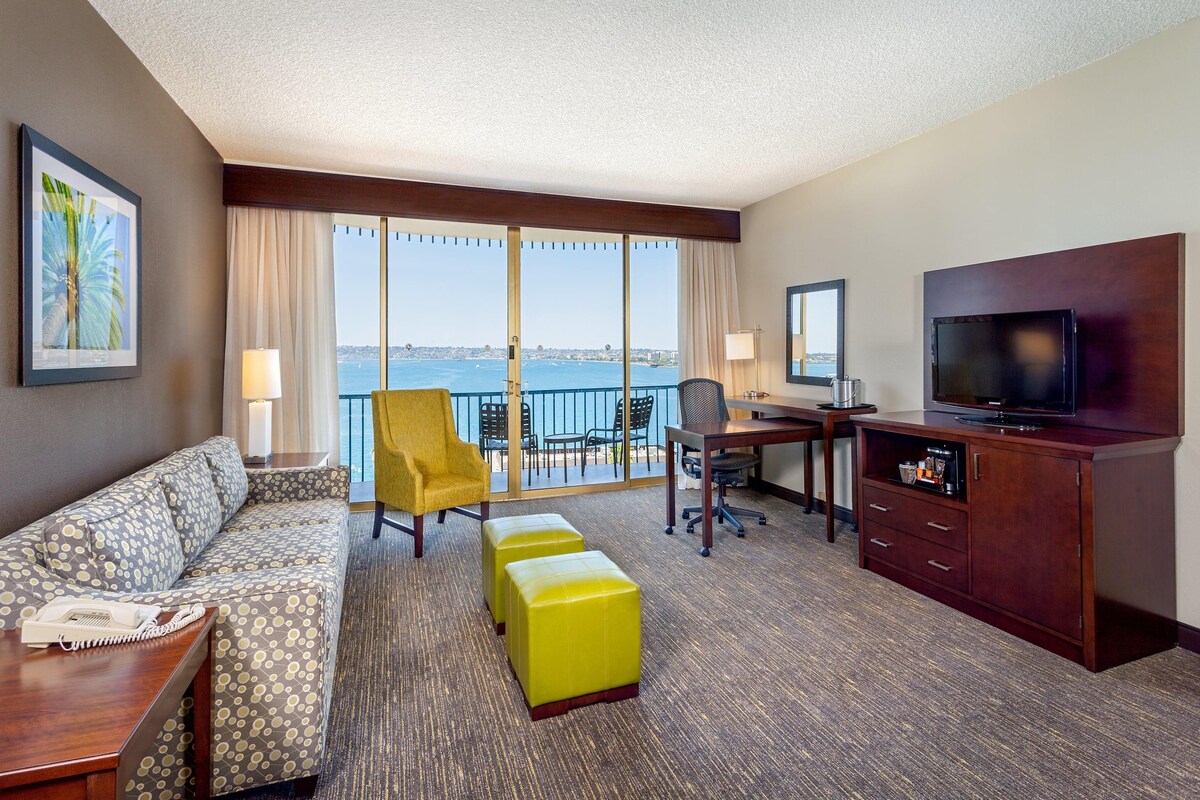 Premium suite, 1 kingsize bed, niet-roken, uitzicht op de baai (Parlor) | Luxe beddengoed, een kluis op de kamer, een bureau
