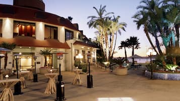 3 restoran, melayani sarapan, makan siang; sajian masakan daerah