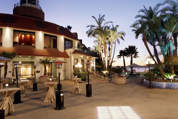 3 restaurants, breakfast, lunch, dinner served; Regional cuisine