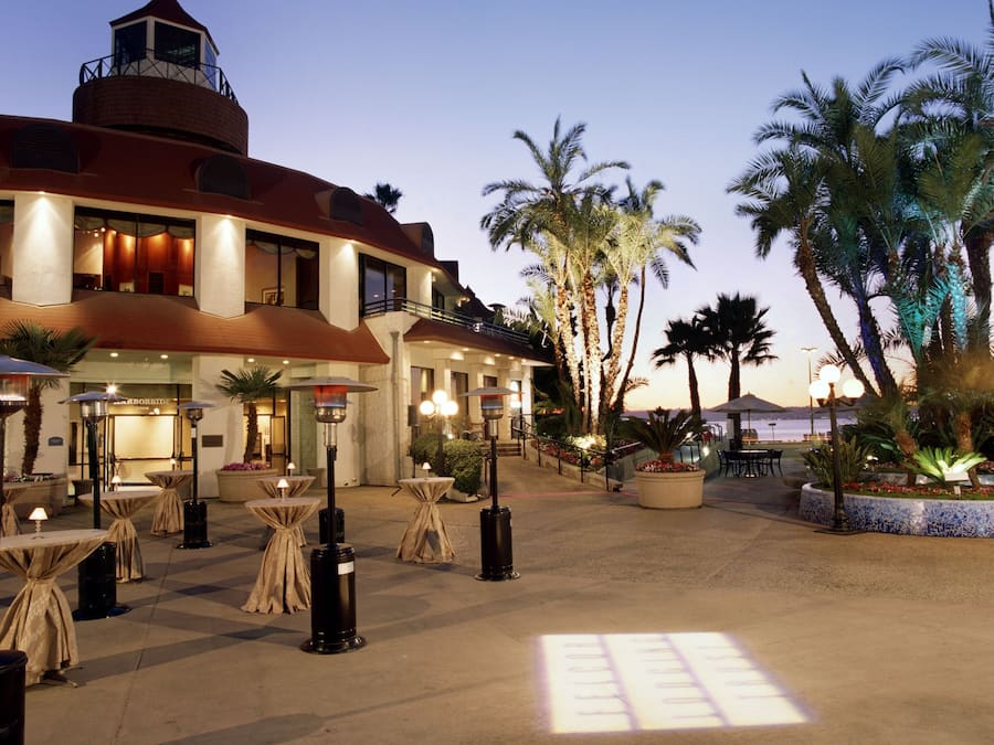 3 restaurants, breakfast, lunch, dinner served; Regional cuisine