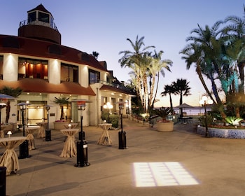 3 restaurants; breakfast, lunch, and dinner served at Wyndham San Diego Bayside