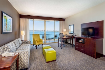 Premium bedding, in-room safe, desk, blackout drapes at Wyndham San Diego Bayside