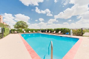 Una piscina al aire libre de temporada