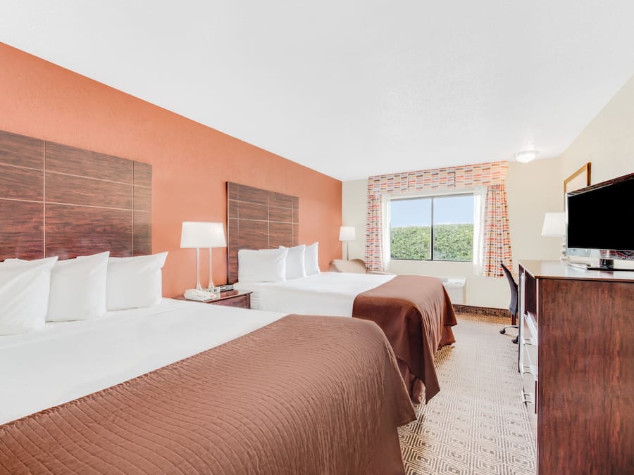 Een bureau, een laptopwerkplek, een strijkplank/strijkijzer