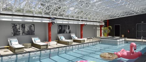 Innendørsbasseng og solsenger