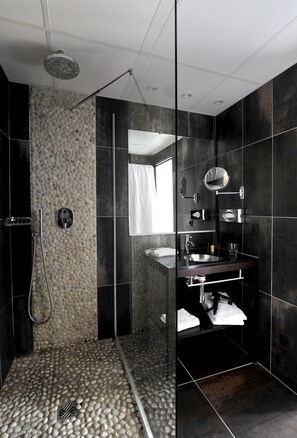 Articles de toilette (gratuits), séchoir à cheveux, pantoufles
