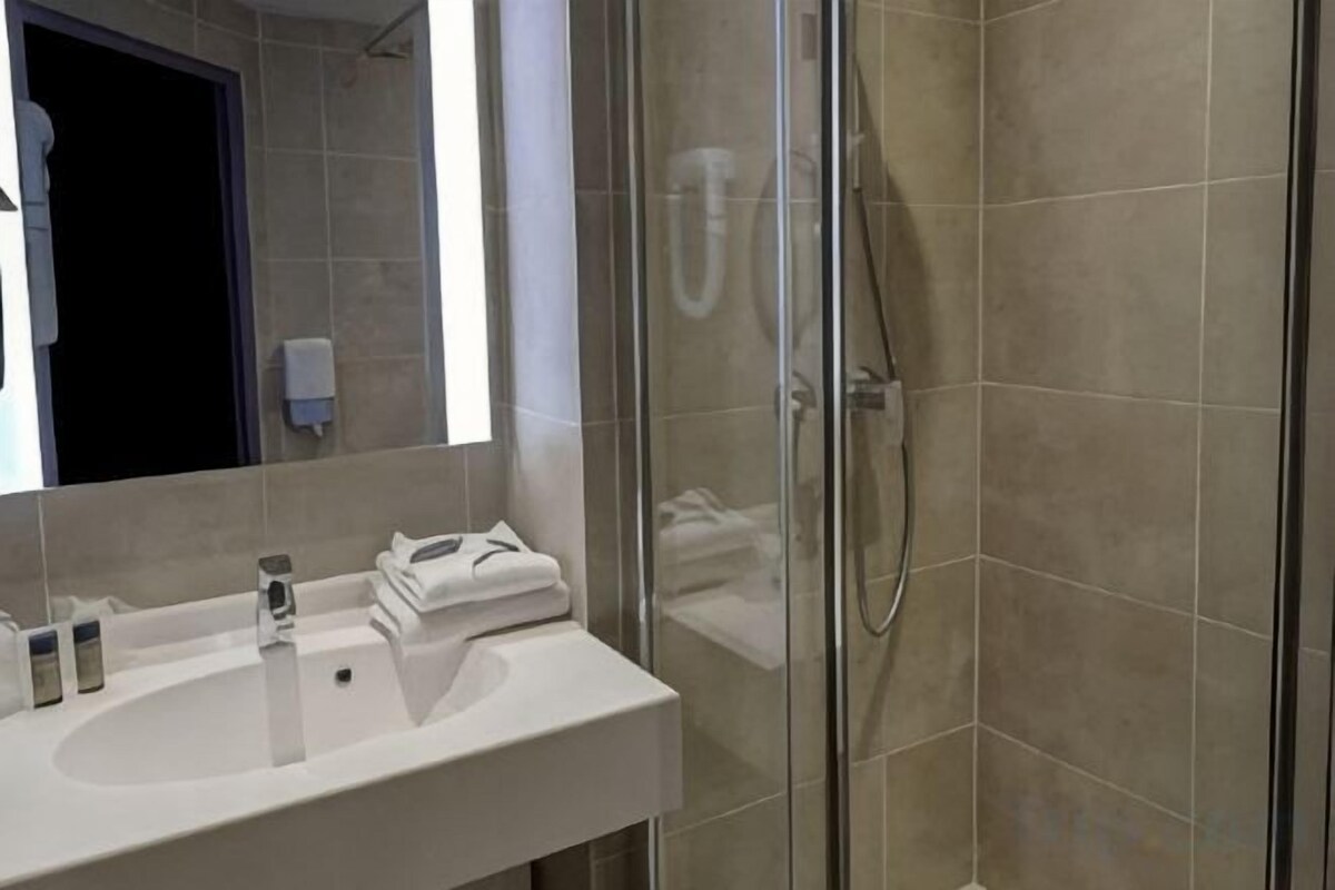 Bathroom | Free toiletries, hair dryer, slippers, towels