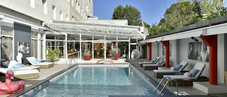 Innenpool, geöffnet von 09:30 Uhr bis 21:00 Uhr, Liegestühle