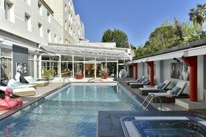 Piscine couverte, accès possible de 09 h 30 à 21 h 00, chaises longues