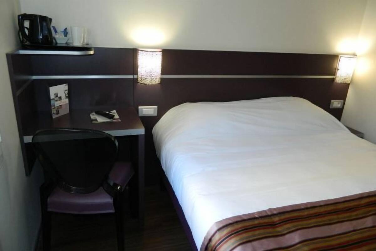 In-room safe, blackout drapes, soundproofing