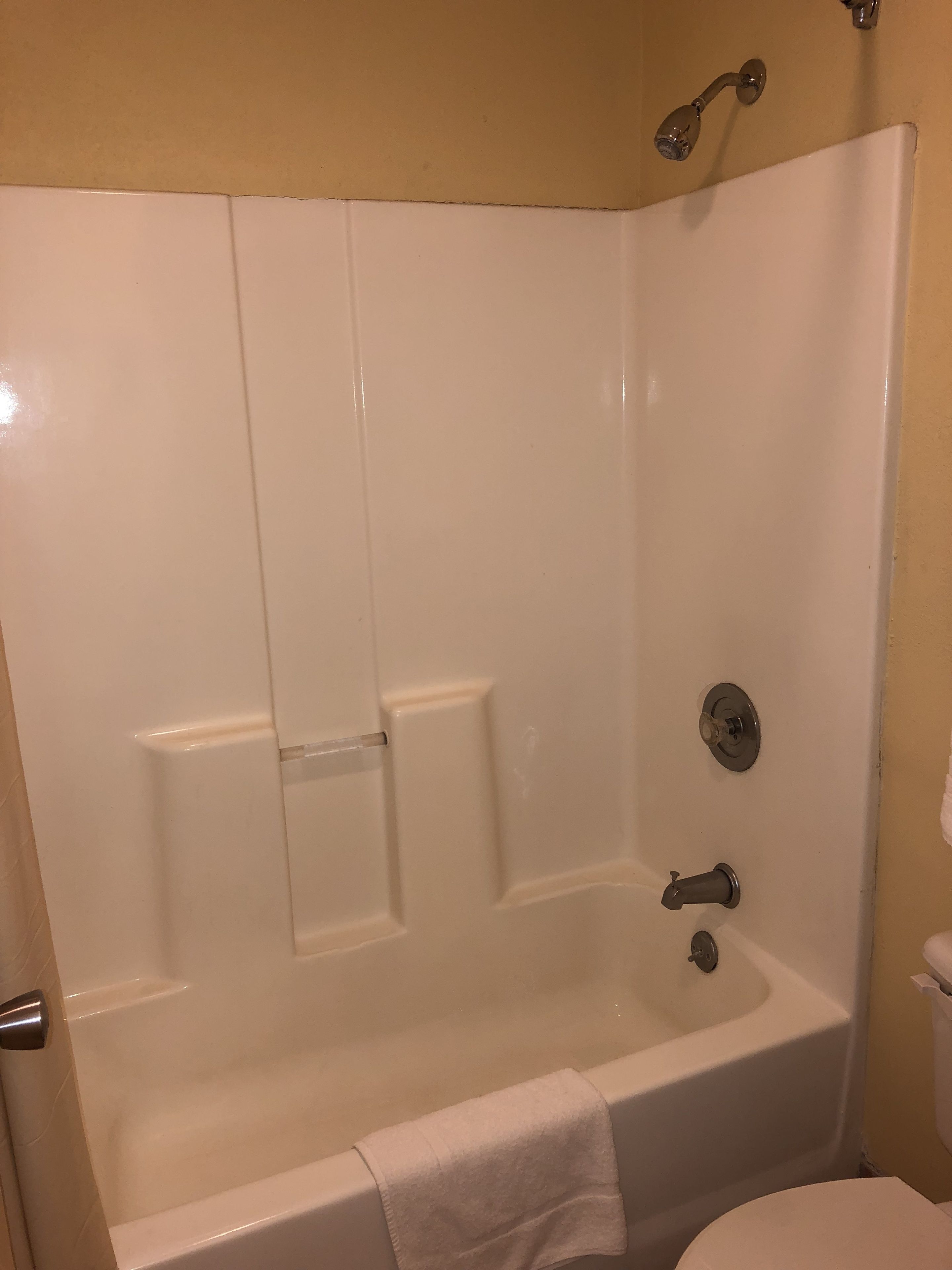 Ein Badezimmer mit einer Badewanne, einer Toilette und einer Dusche.