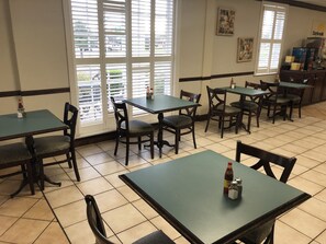 Free daily buffet breakfast - Days Inn by Wyndham Natchez (Natchez)