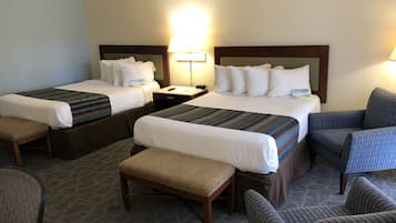 Habitación Deluxe, 2 camas matrimoniales, para no fumadores (First Floor) | Cortinas blackout, insonorización y tabla de planchar con plancha