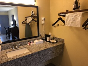 Combined shower/tub, free toiletries, hair dryer, towels - Days Inn by Wyndham Natchez (Natchez)