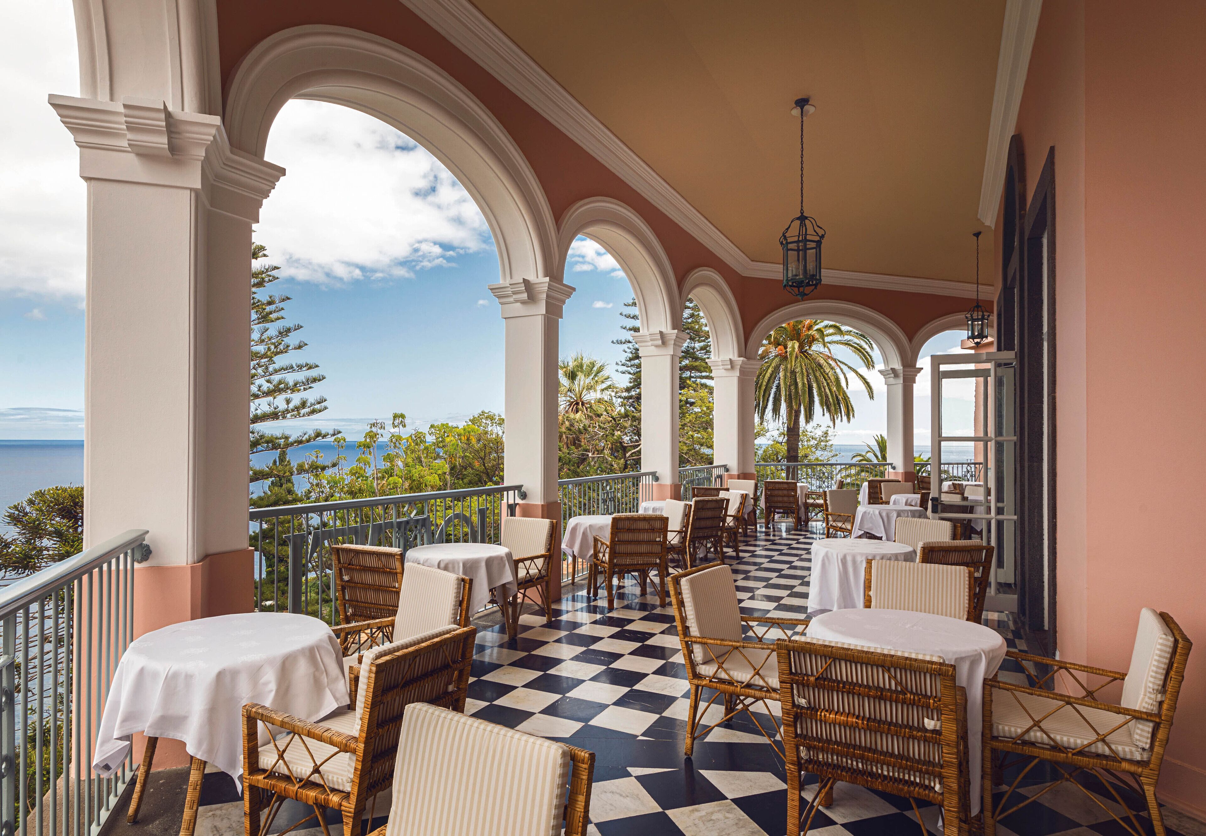 4 restaurants; breakfast, lunch, dinner and brunch served 