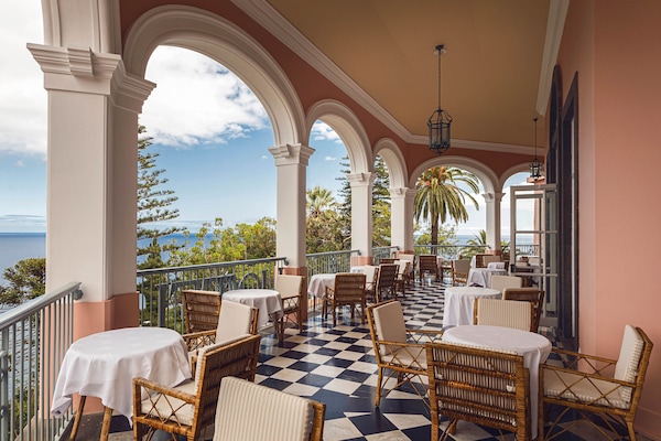4 restaurants; breakfast, lunch, dinner, and brunch served